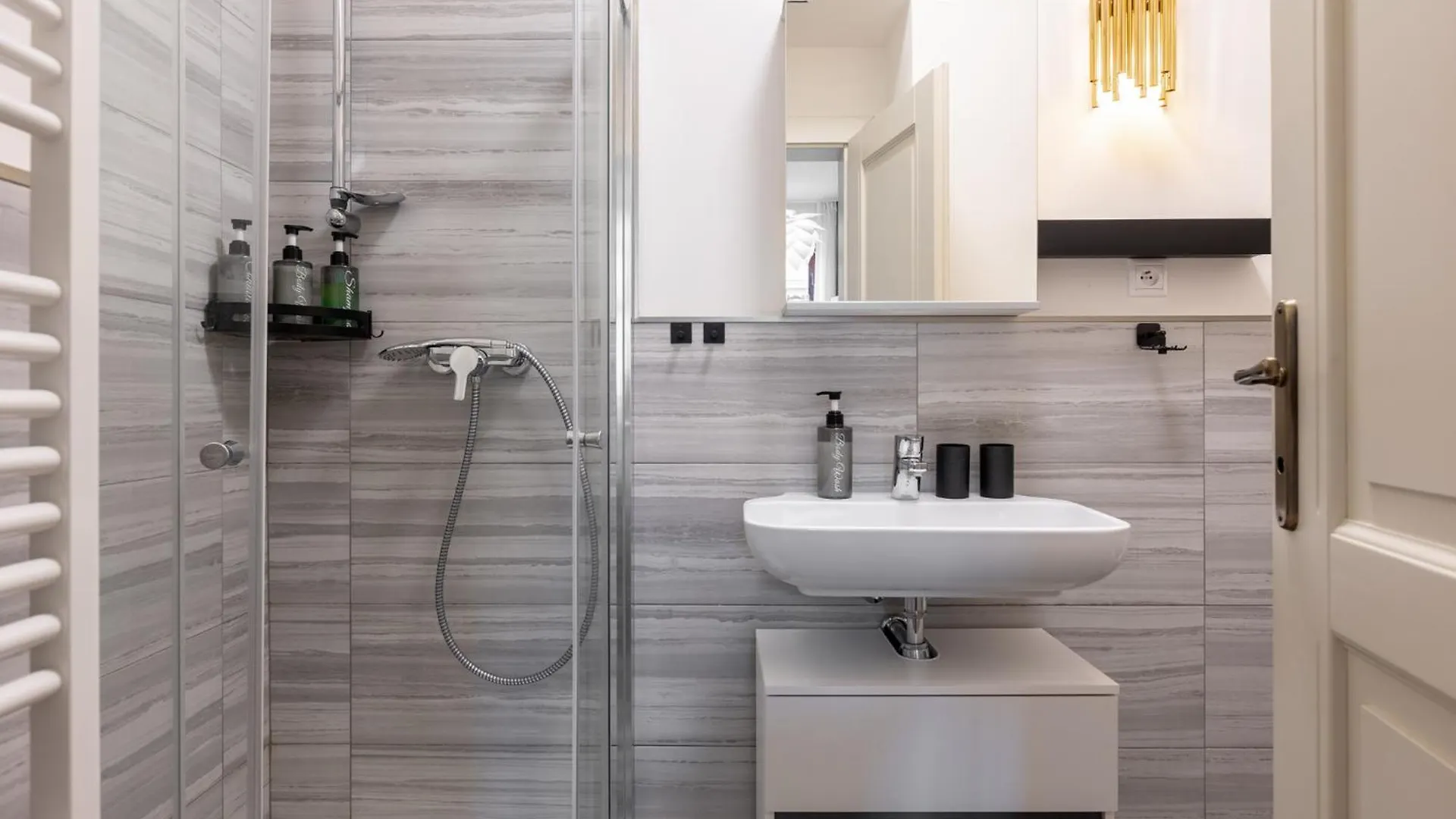 Tichy Apartman V Centru Mesta U Metra S Balkonem A Parkovanim Πράγα 0*,