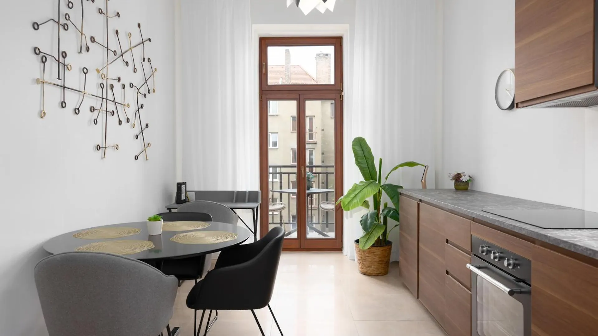 Tichy Apartman V Centru Mesta U Metra S Balkonem A Parkovanim Πράγα Διαμέρισμα