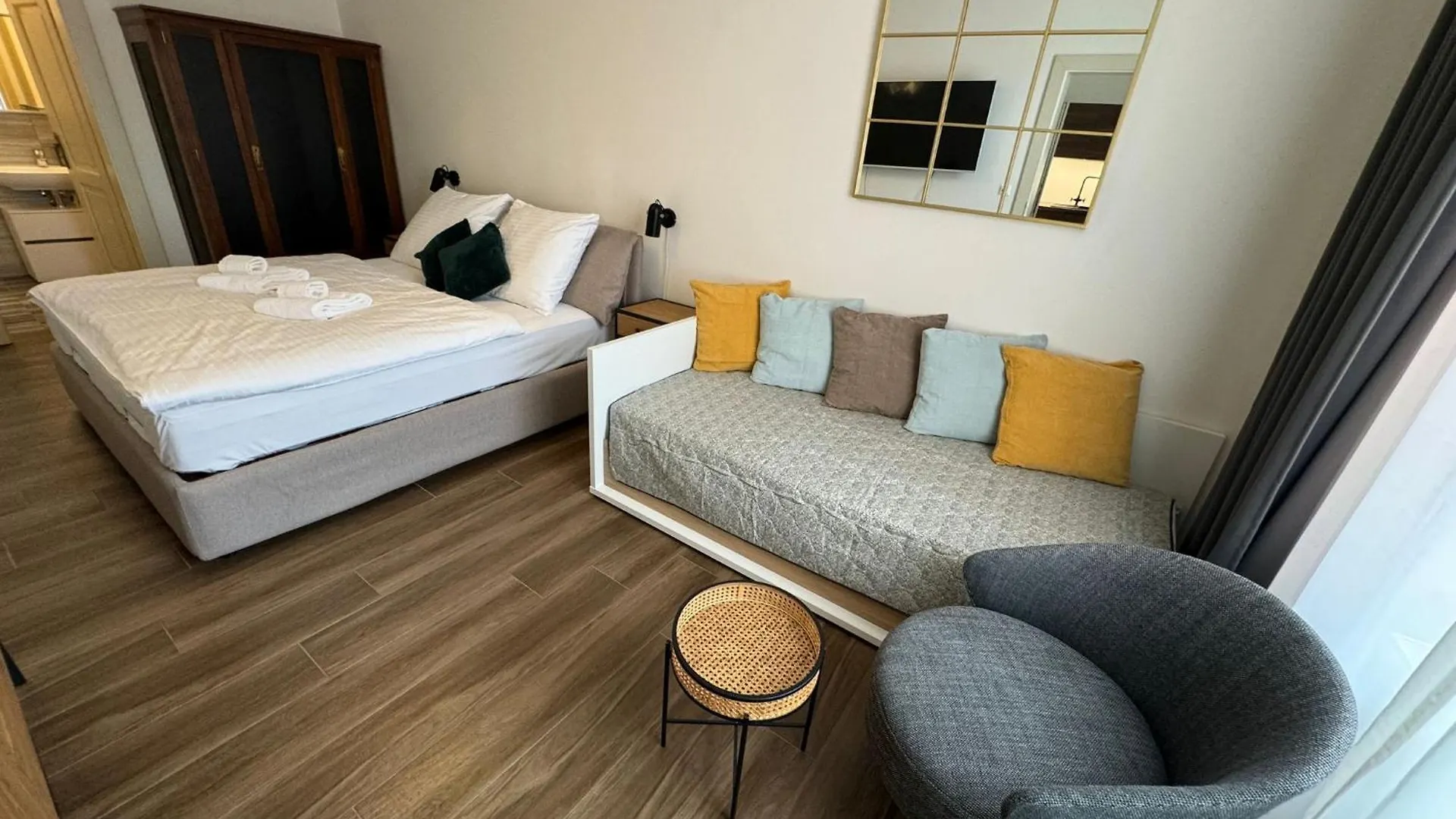 Tichy Apartman V Centru Mesta U Metra S Balkonem A Parkovanim Πράγα 0*,