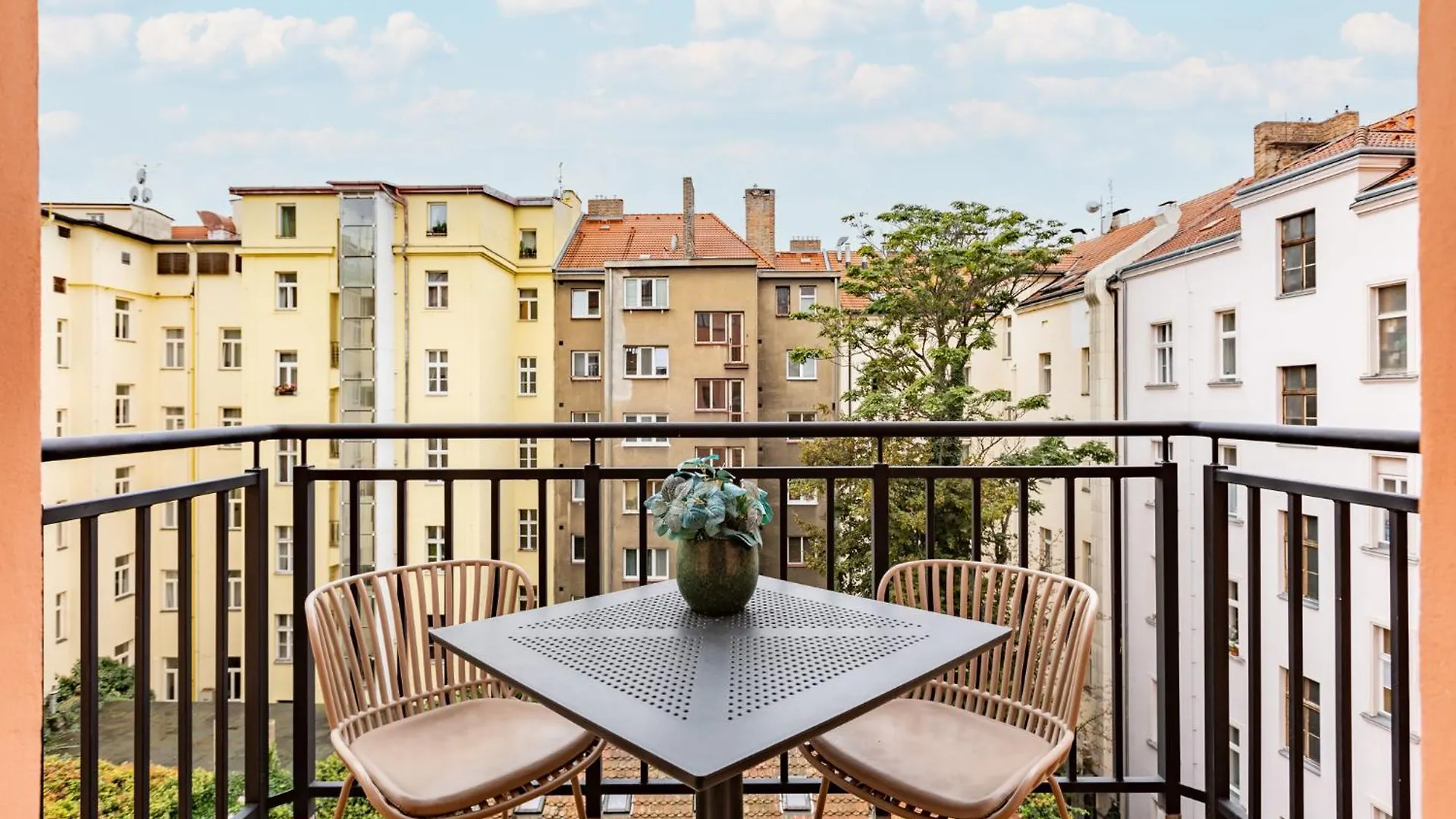 Tichy Apartman V Centru Mesta U Metra S Balkonem A Parkovanim Prága Csehország