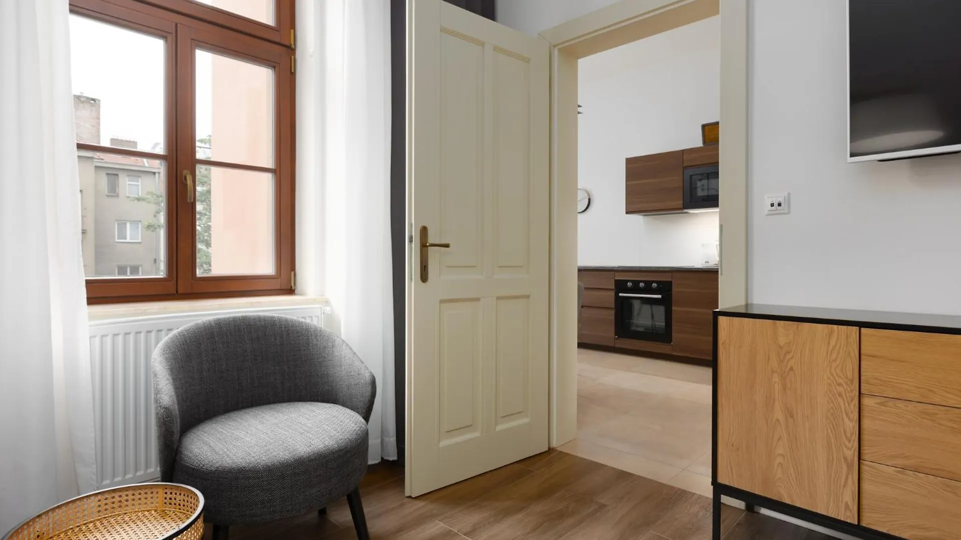 Tichy Apartman V Centru Mesta U Metra S Balkonem A Parkovanim Prága Csehország
